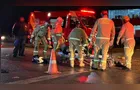 Motorista atinge moto, retira vítima de cima do capô do carro e foge