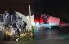 Carreta desengrena, atinge veículos e destrói casas em Arapongas