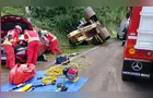 Máquina se desprende de caminhão e atinge carro na BR-116 em Picada Café