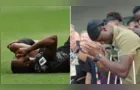 Jogador que quebrou a perna é recebido com aplausos por colegas; assista