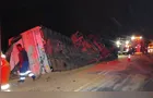 Motorista fica ferido após caminhão tombar na PR-239 em Sengés