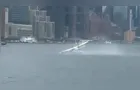 Hidroavião cai no East River, em Nova York, com 10 pessoas a bordo