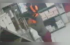 Ladrão rouba celular em lanchonete no Centro de Ponta Grossa; confira imagens
