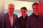 Alexandre Curi e Sandro Alex recebem  Ancelotti durante jogo na Arena da Baixada