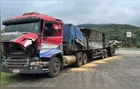 Caminhão perde os freios na serra e derrama 38 toneladas de soja na BR-277