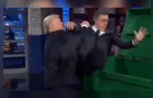 Trump publica vídeo feito por IA jogando Stephen Colbert no lixo
