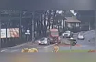 Caminhão sem freio invade rotatória para evitar acidente em Carambeí