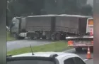 Caminhão tomba e para trânsito na BR-376