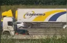 Carreta arrasta carro pela Dutra em São José dos Campos, em São Paulo