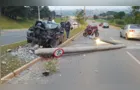 Carro em alta velocidade derruba superposte em avenida de PG
