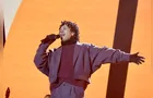 Com show de 50 anos, Djavan transforma Pedreira Paulo Leminski em imenso coro