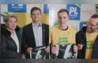 Elizabeth e Zampieri entregam 'manto' do Fantasma a Moro e Filipe Barros