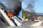 Carro pega fogo após grave engavetamento e causa bloqueio na BR-470