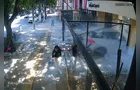 Carro invade portaria e mulher escapa por pouco em Belém; veja vídeo