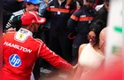 Kim Kardashian ganha beijo e chuva de champagne de Lewis Hamilton em F1