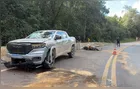 Jovem morre ao bater moto com caminhonete em curva da Estrada da Ribeira