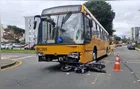 Vídeo mostra motociclista sendo arrastado por ônibus após acidente em Curitiba