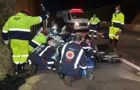 Motociclista é arremessado de viaduto após colisão e fica gravemente ferido