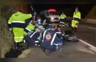 Motociclista é arremessado de viaduto após colisão e fica gravemente ferido