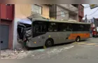 Ônibus bate em sobrado e colisão deixa oito feridos em SP