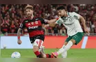 Palmeiras aproveita expulsão, vence Flamengo e dispara no Brasileirão