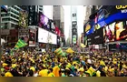 Às vésperas da estreia, brasileiros invadem a Times Square; veja vídeo