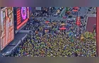 Às vésperas da estreia na Copa, brasileiros invadem a Times Square; veja vídeo
