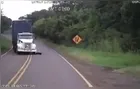 Vídeo flagra momento de grave acidente entre caminhões na PR-545