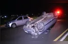 Motorista sem CNH bate em carro estacionado e capota no Cará Cará em PG