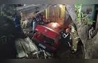 Carro com duas crianças despenca sobre telhado de casa em bairro de PG