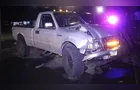 Caminhonetes colidem após motorista errar rotatória em Ponta Grossa