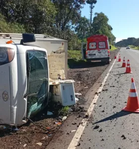 Caminhão seguia no sentido Pitanga–Turvo quando se envolveu no tombamento