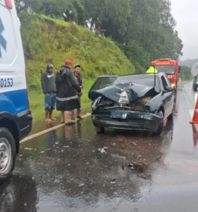 Colisão traseira aconteceu por volta das 11h25, no km 216+300 da rodovia, no trecho entre Jaguariaíva e Arapoti