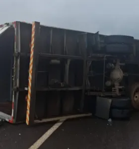 O condutor perdeu a estabilidade do veículo, que acabou tombando às margens da pista