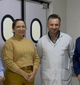Gestor do Pronto Atendimento, Hauze Kappke; secretária de Saúde, Jaqueline Nunes; médico Ortopedista que realizou a cirurgia, Dr. Alcione Barausse, e prefeito Gerson Nunes