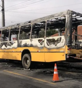 O incêndio destruiu o veículo e mobilizou equipes do Bombeiro Comunitário