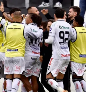Jogadores comemorando um dos gols da goleada contra o Londrina por 3 a 0 na Série B