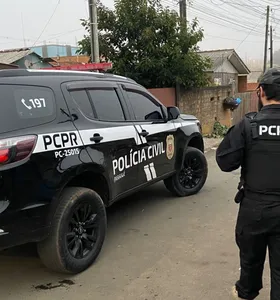 Os agentes apreenderam porções de cocaína e maconha