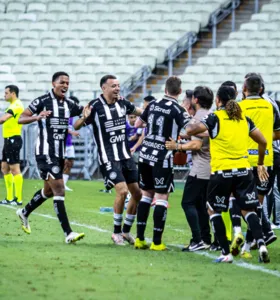 Jogadores do Operário comemoram gol da virada contra o Ceará na Arena Castelão, onde venceram por 2 a 1
