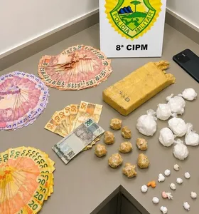 Os entorpecentes, o dinheiro e os demais objetos apreendidos foram entregues à Polícia Civil