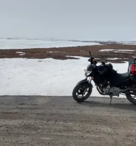 Moto de Fred em meio a neve do Alasca