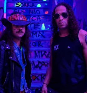 Fundada em 2012 por Billy M. Stacce, a Explícito’S construiu uma trajetória sólida dentro do hard rock e glam metal nacional