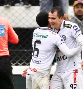 Moraes Jr. e Pablo comemorando o gol da vitória do Fantasma