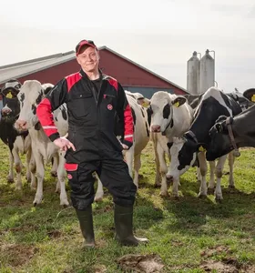 Boletim Agro destaca nova Escola Rural e painel com a empresa Lely