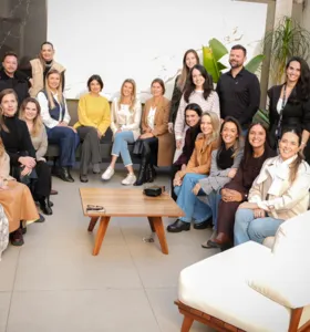 Durante a visita, os participantes tiveram a oportunidade de conferir de perto as tendências, conceitos inovadores e lançamentos que vêm desenhando o futuro do morar