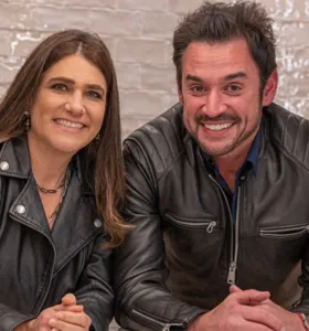 Patrícia aparece no registro ao lado do marido, Rodrigo Farhat, compartilhando um momento marcado por afeto e felicidade