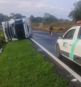 Veículo tombado na PR-151