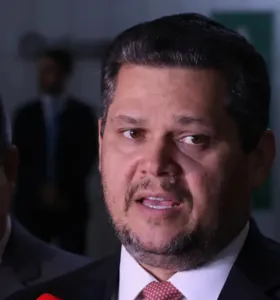 Alcolumbre mantém PEC 6x1 travada em semana esvaziada no Senado