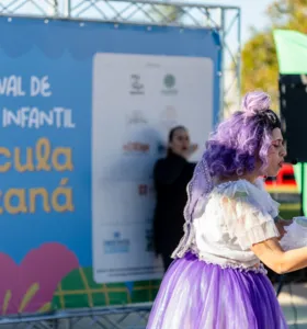 Cada montagem aborda temas que dialogam diretamente com o universo das infâncias