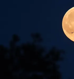 Nasa registra foto de lua cheia conhecida como "Blue Moon" ("Lua Azul")
